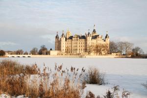 什未林大象酒店的一座大城堡,位于雪覆盖的田野上