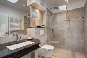 塞巴特阿尔贝克Aparthotel Villa Lea的浴室配有卫生间、盥洗盆和淋浴。