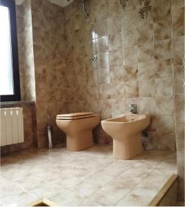 TreglioLa villa più bella con piscina的一间带卫生间和水槽的浴室