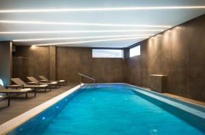 瓦比尼科沃诺特哥斯泊佳酒店的大楼内的一个蓝色海水游泳池