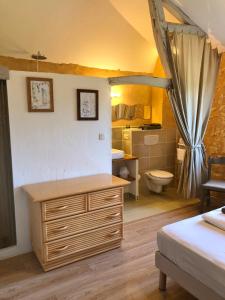 Larzac乡间酒庄酒店的客房内设有带水槽和卫生间的浴室