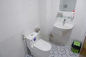 芹苴温特斯普林公寓的浴室配有白色卫生间和盥洗盆。