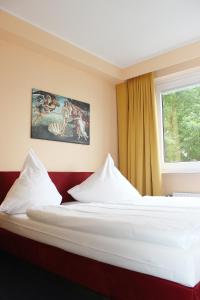 亨施泰特-乌尔茨堡维京酒店的酒店客房设有两张床和窗户。