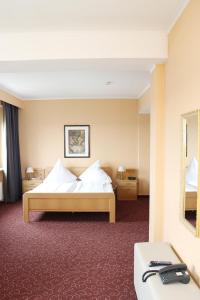 亨施泰特-乌尔茨堡维京酒店的酒店客房,配有白色床单