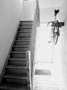 奥德纳尔德Studio Flandrien的挂在楼梯旁墙上的自行车