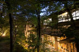 南小国町若叶日式旅馆的森林中的一个晚上的建筑