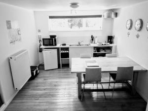 奥德纳尔德Studio Flandrien的厨房配有桌椅