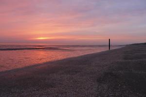 洛坎杰De Jongens的沙滩上的日落,沙滩上的一根杆