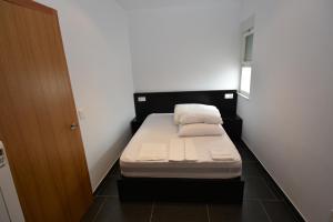 诺雅INMOMILCASAS APARTAMENTOS的一间小卧室,房间内设有一张小床
