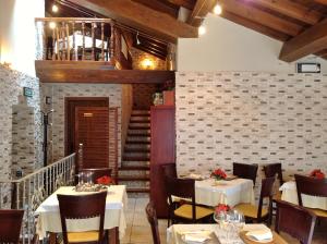 瓜达卢佩Hostal Cerezo 2的一间带桌椅的餐厅,以及楼梯