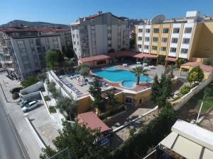 库萨达斯奥亚家庭套房酒店的享有带游泳池的度假村的顶部景致