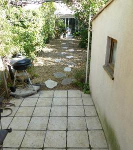 马赛Dépendance sainte Anne的院子里带烧烤架的走道