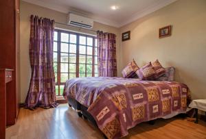 巴利托Ekhaya Guest House的一间卧室设有一张床和一个大窗户