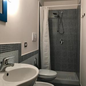 鲁蒂利亚诺Dimora Essenza的浴室配有盥洗盆、淋浴和卫生间