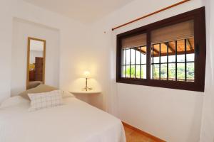弗里希利亚纳Villa Algar SpainSunRentals 1126的卧室配有白色的床和窗户。