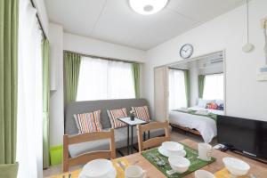 东京Uhome Iriya Apartment的一个小客厅,配有一张床和一张桌子
