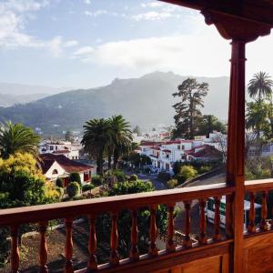 特罗尔Villa Santini的阳台享有城镇和山脉的景致。