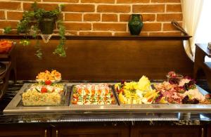 克拉科夫波兰酒店的托盘上包含多种不同食物的自助餐