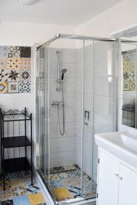 布达佩斯阿斯托利亚钻石公寓的浴室里设有玻璃门淋浴