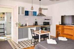 布达佩斯阿斯托利亚钻石公寓的小厨房配有桌子和桌椅