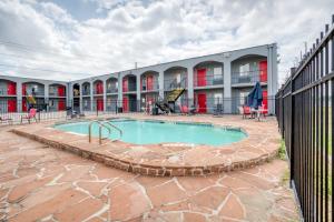 圣安东尼奥OYO Hotel San Antonio Lackland Air Force Base West的大楼前的游泳池