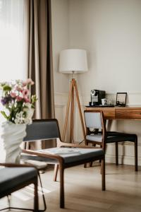 布德瓦麦捷斯提科酒店的客厅配有2把椅子和书桌