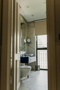 布德瓦麦捷斯提科酒店的浴室配有白色卫生间和盥洗盆。