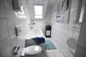 特罗斯多夫Ferienwohnung Troisdorf的白色的浴室设有水槽和卫生间。