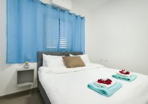 纳哈里亚Balfour sea view city center的一间卧室配有带毛巾的床