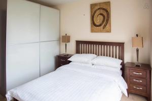 桑迪福德The Edges A2B的卧室配有一张带白色床单和枕头的大床。