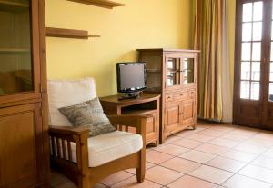 克雷克塞利马斯耶塔餐厅酒店的客房设有电视、椅子和书桌。