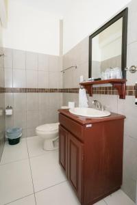 Santa Rosa de LimaHotel Mediterraneo Inn的一间带水槽和卫生间的浴室