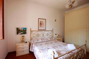 阿雷佐Casa Il Ceppo的一间卧室配有床和2个床头柜