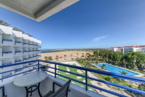 圣玛丽亚港巴伊亚港酒店的享有海滩美景的阳台