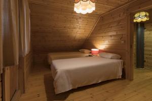 科维良Luna Chalets da Montanha - Serra da Estrela的木墙客房的两张床