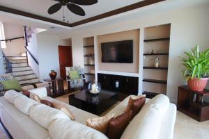 维约堡Emerald Vista Villa的客厅配有白色沙发和电视