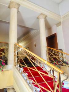 Mestrino罗吉亚酒店的一座有柱子的建筑中的螺旋楼梯