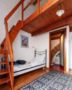 奥里斯塔诺Eleonora Room & Breakfast的一间卧室配有一张双层床和梯子