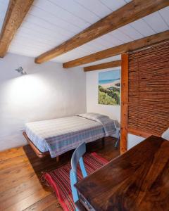 奥里斯塔诺Eleonora Room & Breakfast的客房设有一张床和一张木桌