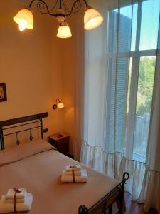 那不勒斯肯特凯沃尔住宿加早餐酒店的一间卧室设有一张床和一个大窗户