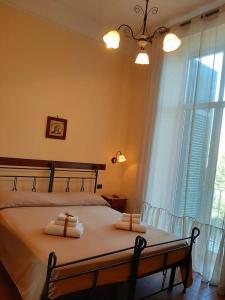 那不勒斯肯特凯沃尔住宿加早餐酒店的一间卧室配有一张带两个枕头的床