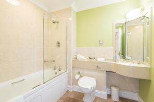 珀斯巴拉蒂斯之家酒店的浴室配有卫生间、盥洗盆和淋浴。