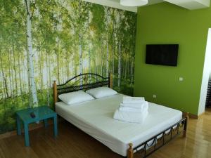阿斯塔纳阿斯塔纳广场旅馆的一间卧室配有一张带木壁床的卧室