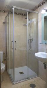里奥镇弗洛姆旅馆的带淋浴、卫生间和盥洗盆的浴室