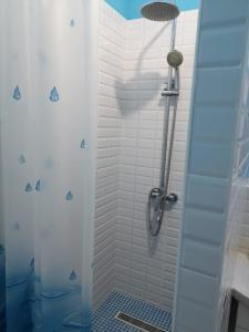 阿斯塔纳阿斯塔纳广场旅馆的带淋浴的浴室和玻璃门