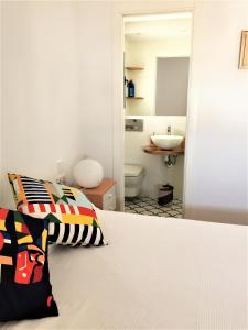 贝赫尔-德拉弗龙特拉CASA MOLINERO con encanto y maravillosa terraza con vistas VFT/CA/05921的一间卧室配有一张床,浴室设有水槽