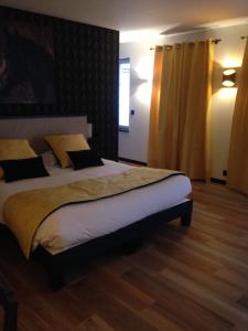 孔东欧陆酒店的一间卧室配有一张带黄色窗帘的大床
