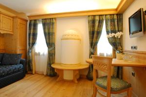 佛加里达阿尔普托勒健康&运动酒店的客厅配有桌子和沙发