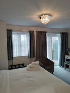 索尔兹伯里Prestbury Bed & Breakfast的一间卧室配有带毛巾的床
