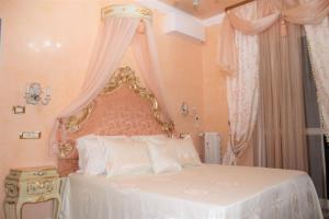 维罗纳FD Luxury rooms的一间卧室配有一张带天蓬的白色床